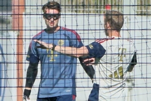 图片报：乌尔比希戴特殊眼镜训练，可以锻炼眼部肌肉力量