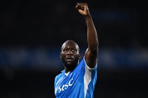 记者：那不勒斯将接受费内巴切700万欧报价卢卡库