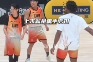 爆炸头版本！小卡中国行与小朋友打成一片 空篮不进节目效果拉满