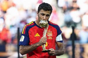 世体：罗德里未来离开巴萨时贝尔纳尔才23岁，这是一堂中场大师课