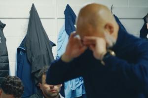 曼城纪录片：送枪手夺冠后，瓜帅揉眼消化情绪演讲，罗德里眼含泪
